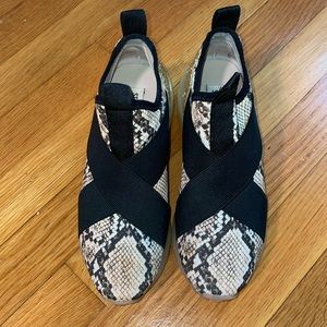 EUC Women’s Size 5.5 M Steve Madden Cryme Gold Glitter Snakeskin Pattern Sneaker